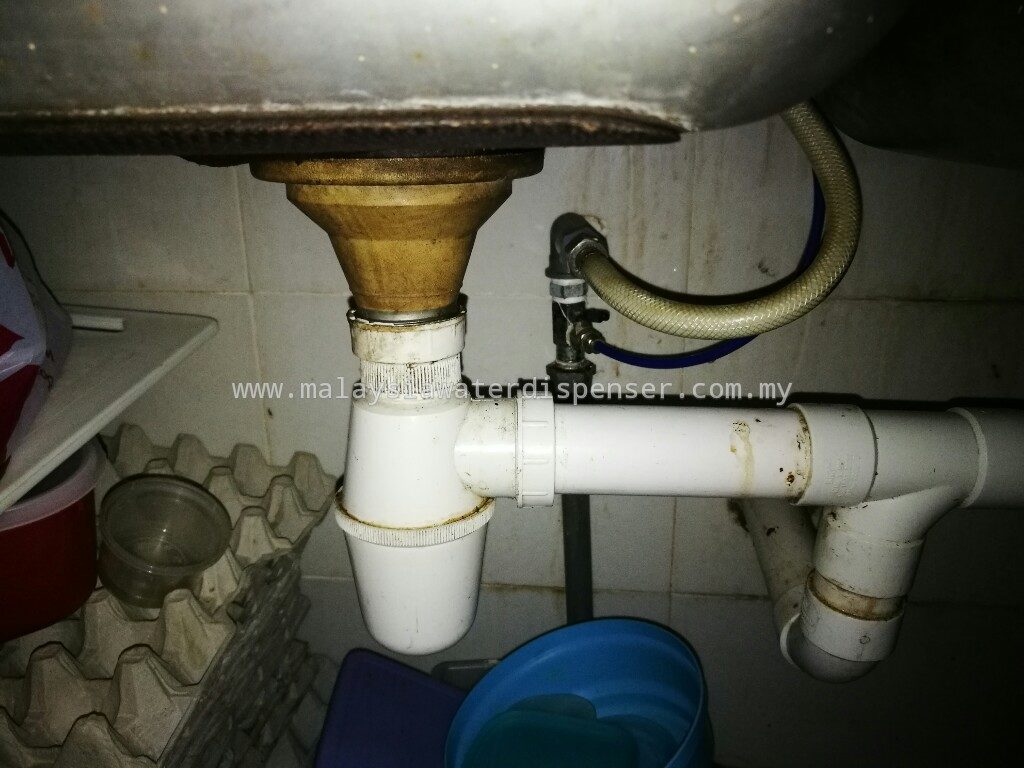 首先安装水管接口给饮水机.